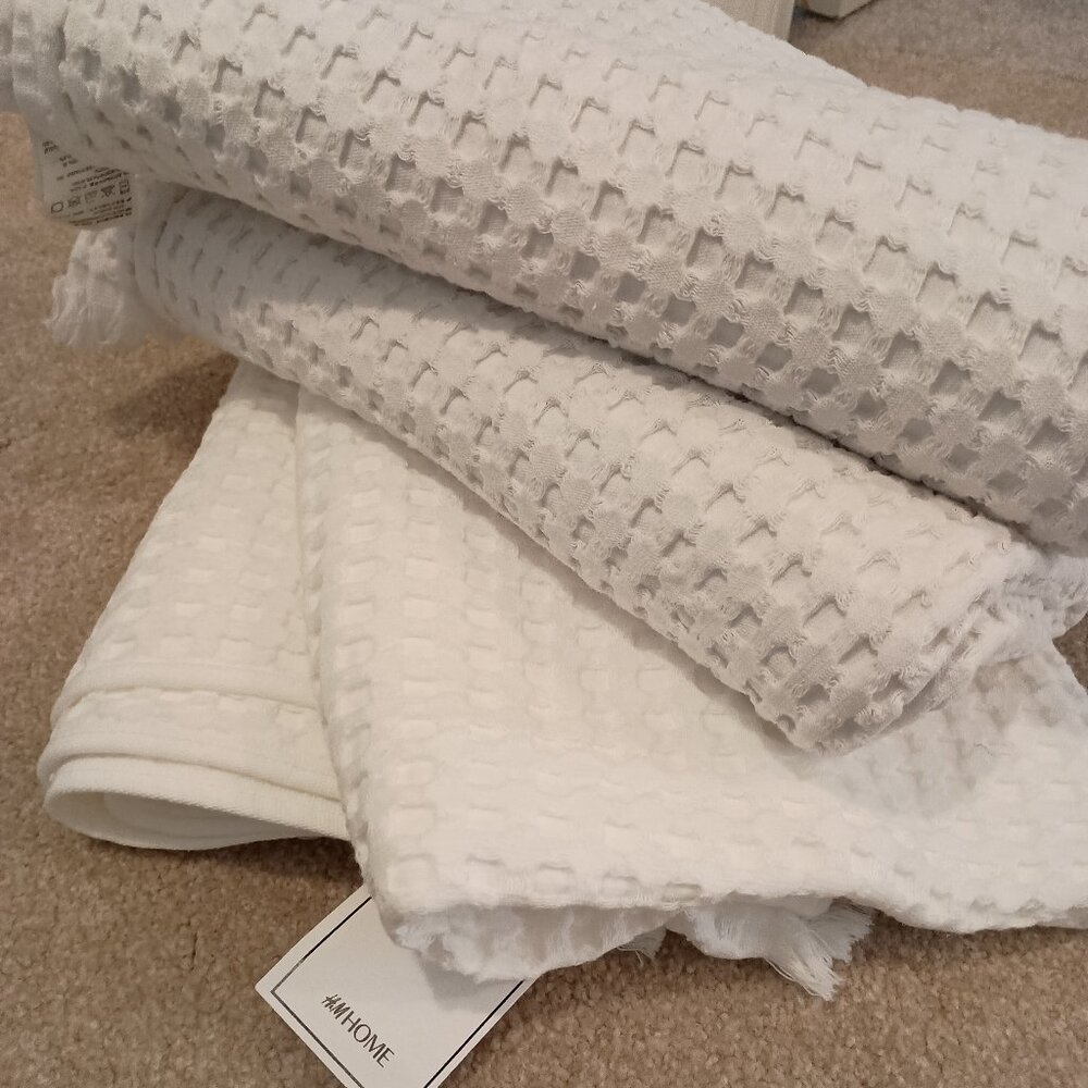 ✨H&M✨ Waffled White Bath Towel Set of 4